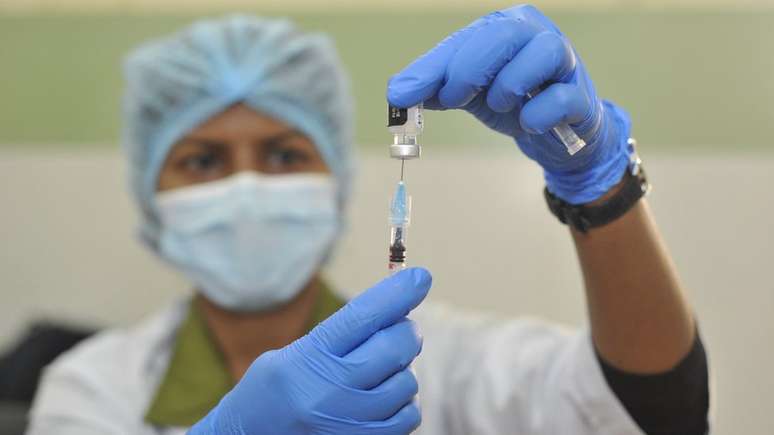 Testes de laboratório na África do Sul sugerem que ômicron poderia escapar parcialmente da vacina da Pfizer