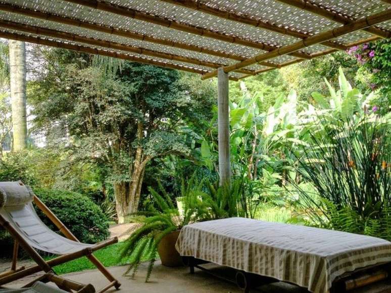 50. Jardim encantador com pergolado de madeira &ndash; Foto Dekostile