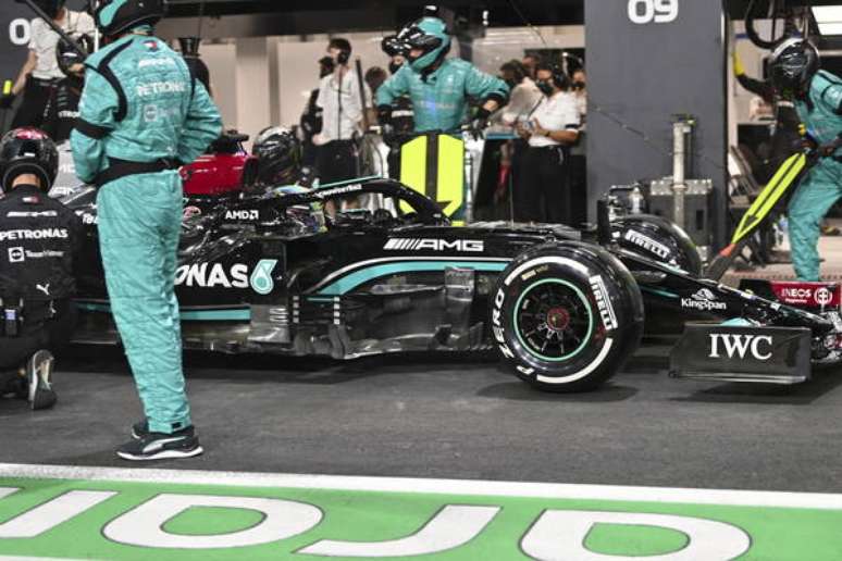 Carro de Lewis Hamilton durante um pit stop no GP da Arábia Saudita