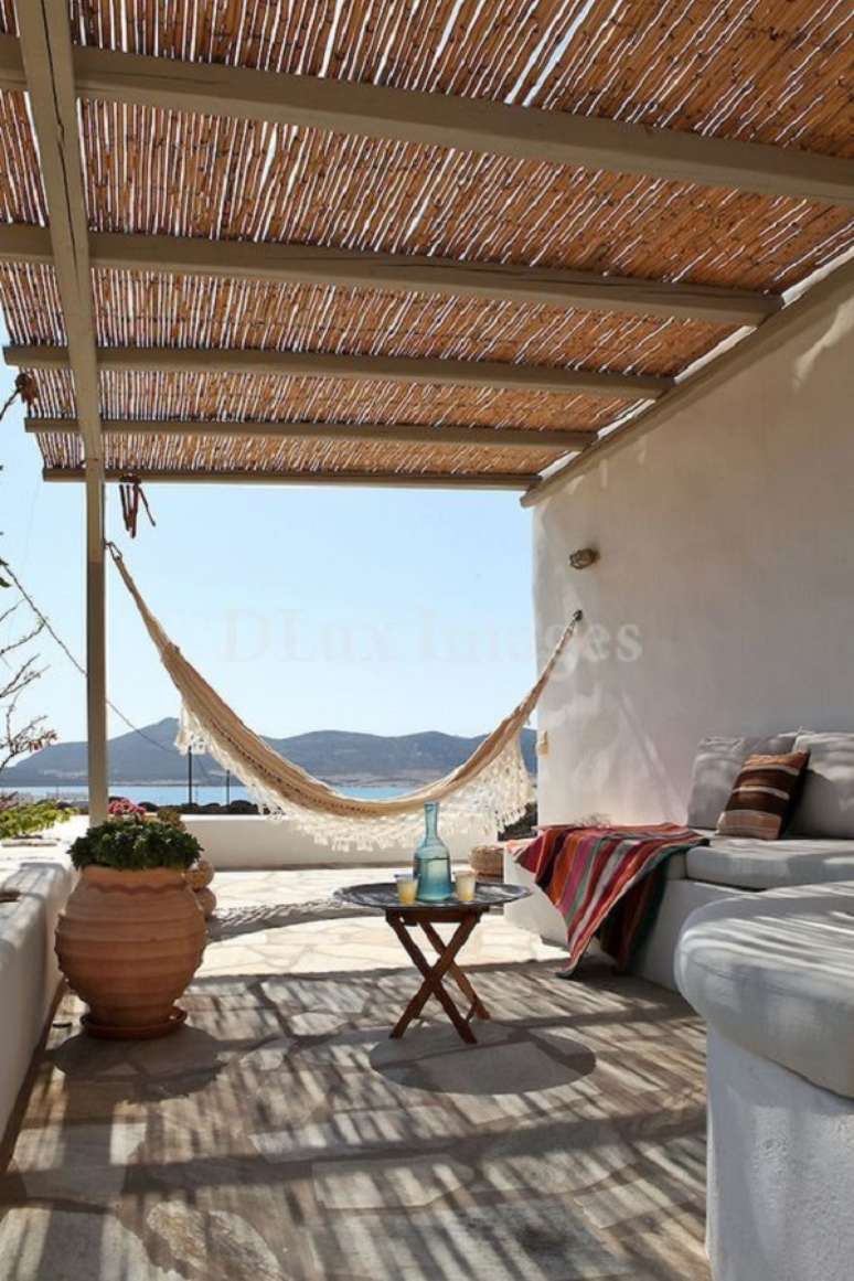 33. Varanda com pergolado de bambu e rede de descanso &ndash; Foto Casa Tres Chic