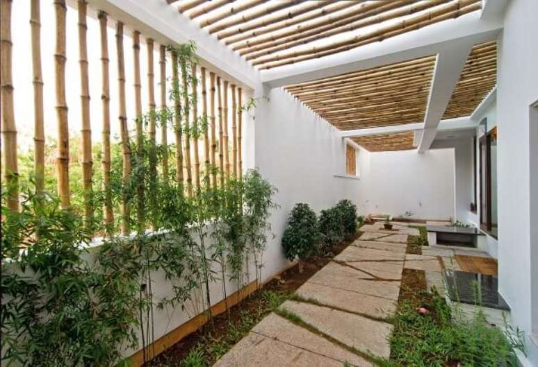 45. Casa com pergolado de bambu na garagem e quintal &ndash; Foto Bamboo Capital