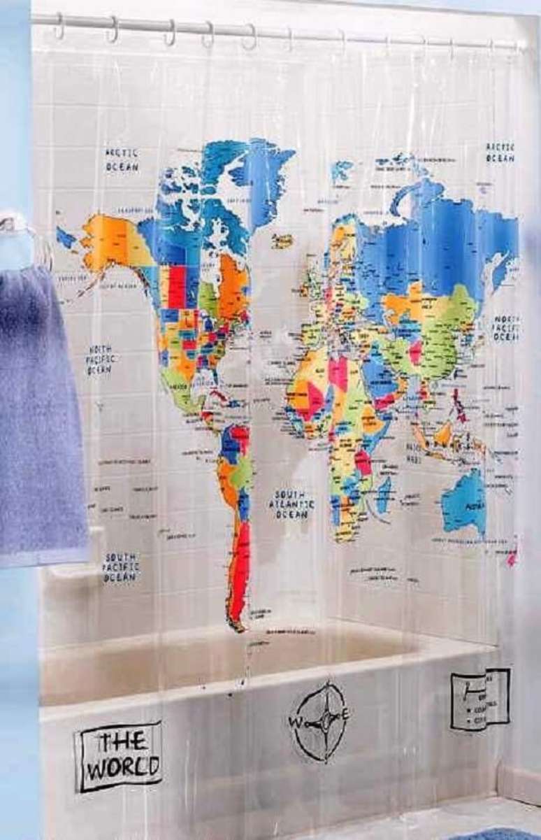 22. Apaixonados por viagens podem apostar na cortina de box para banheiro com a imagem do mapa mundi. Fonte: Mobly