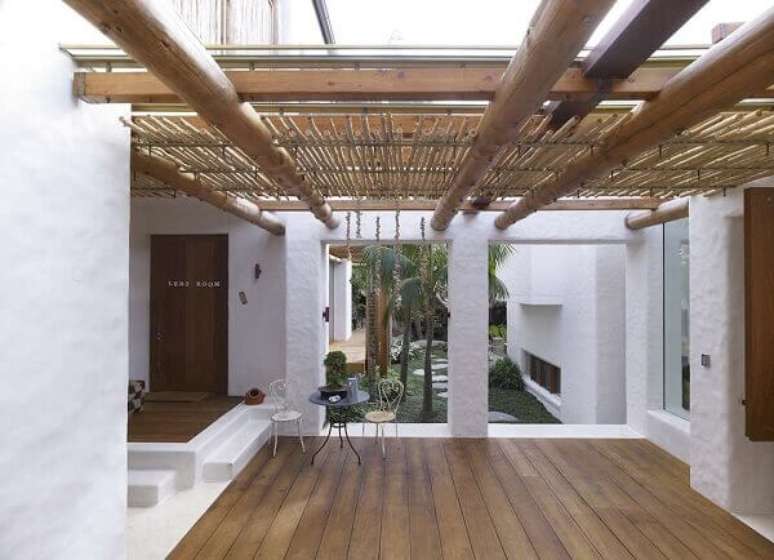 24. Quintal com pergolado de bambu com mesa para 2 lugares &ndash; Foto Archilovers