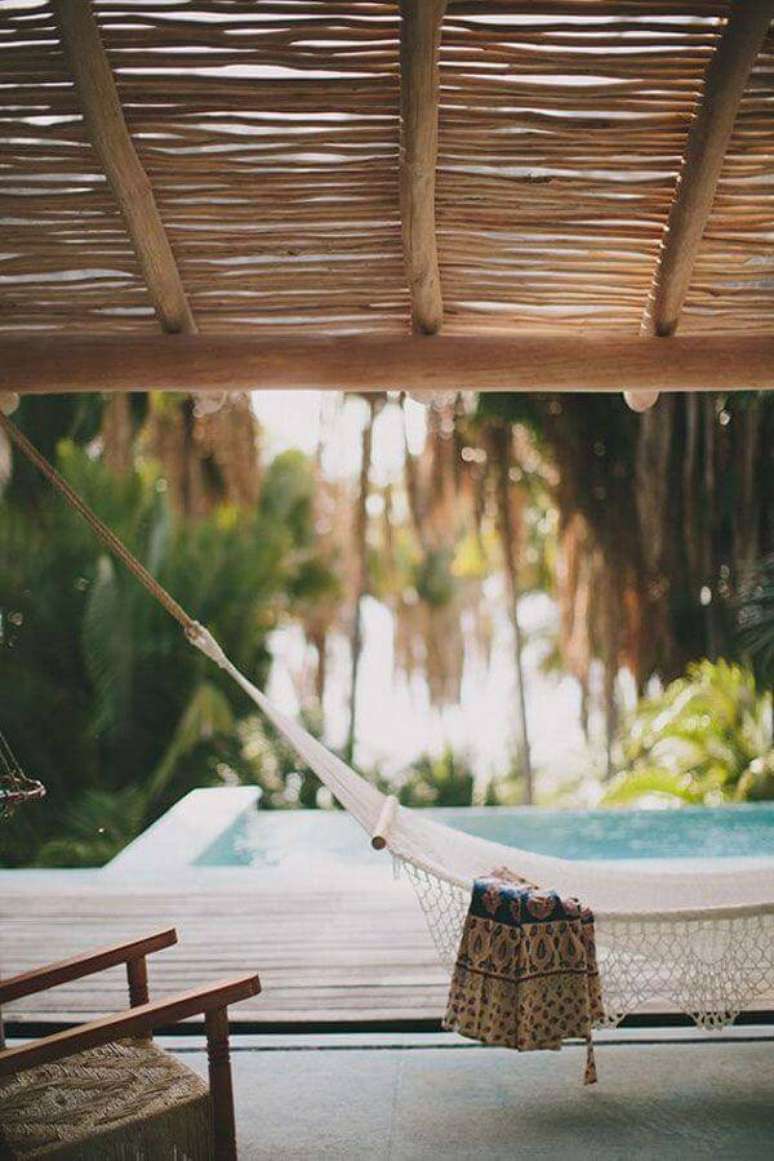 37. &Aacute;rea de descanso com pergolado de bambu r&uacute;stico &ndash; Foto Tortouga