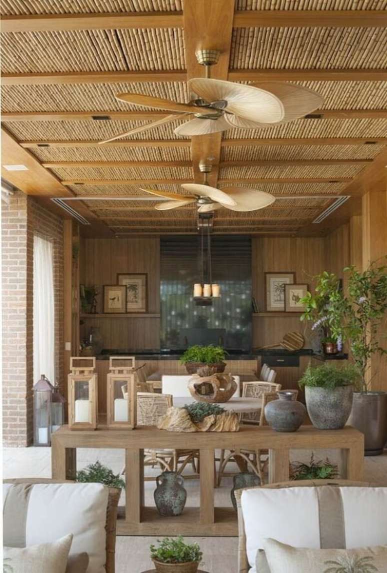 48. Decora&ccedil;&atilde;o r&uacute;stica com pergolado de bambu e sof&aacute;s modernos &ndash; Foto Casa Tres Chic