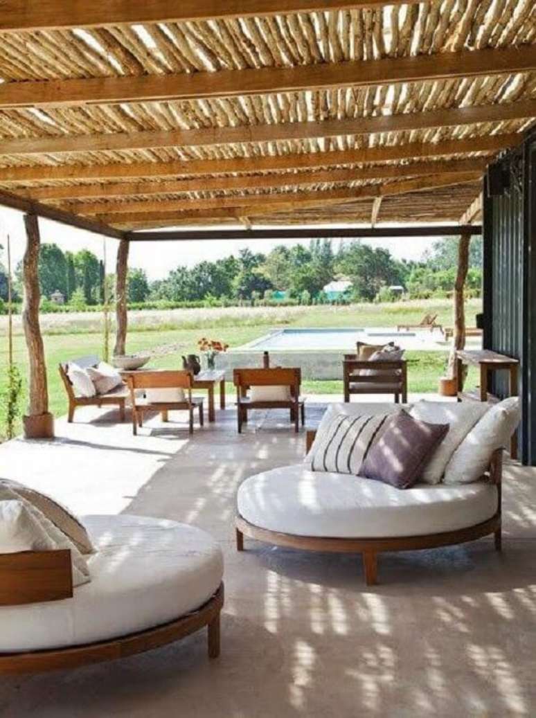 58. Pergolado de bambu com m&oacute;veis brancos e de madeira &ndash; Foto Casa Tres Chic