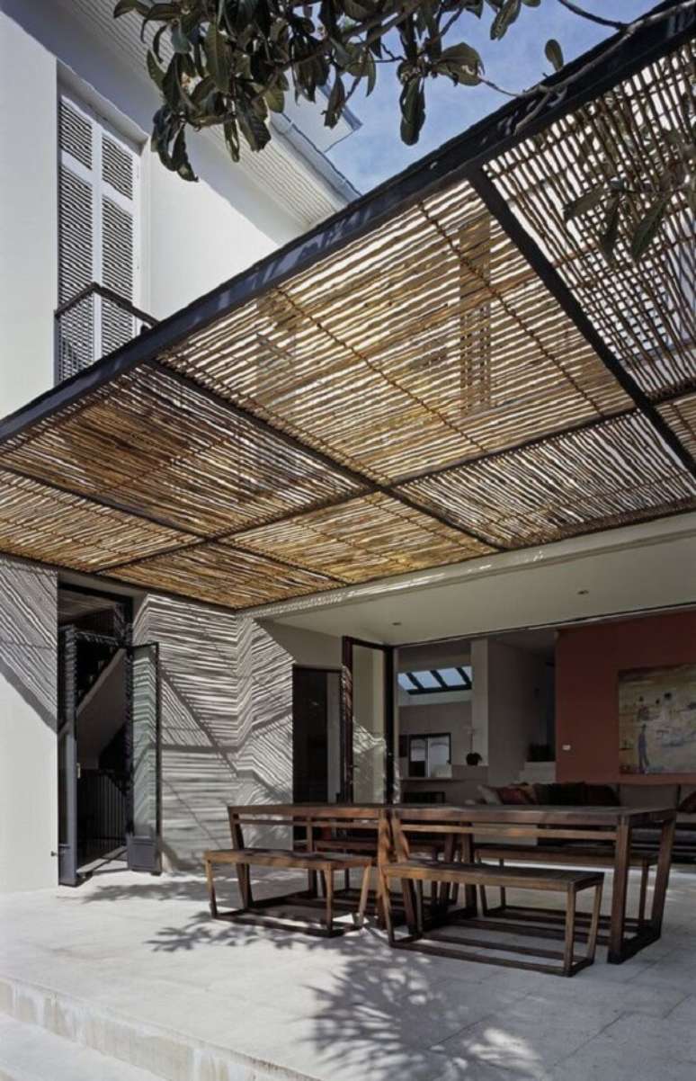 30. Varanda com pergolado de bambu e mesa de madeira &ndash; Foto Hard Sadness