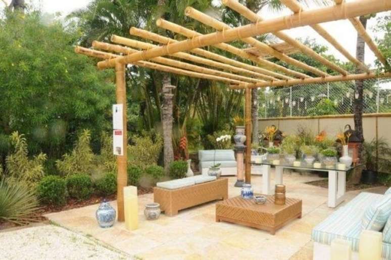 9. Pergolado de bambu para jardim charmoso &ndash; Foto Simone Bortolotto e Angie Carl