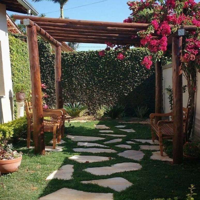 54. Pergolado de bambu com banco de madeira &ndash; Foto Paula Rios