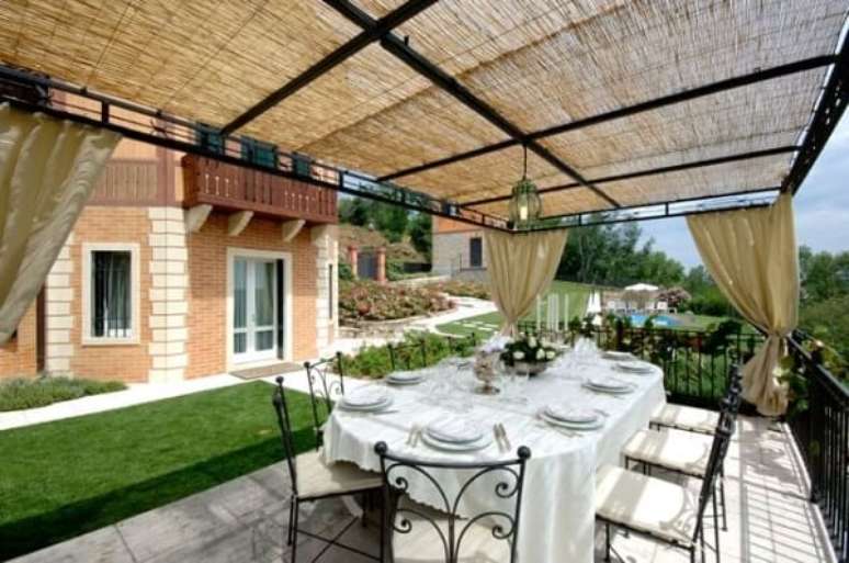 56. Pergolado de bambu com estrutura de ferro e m&oacute;veis de ferro &ndash; Foto Casa e Constru&ccedil;&atilde;o