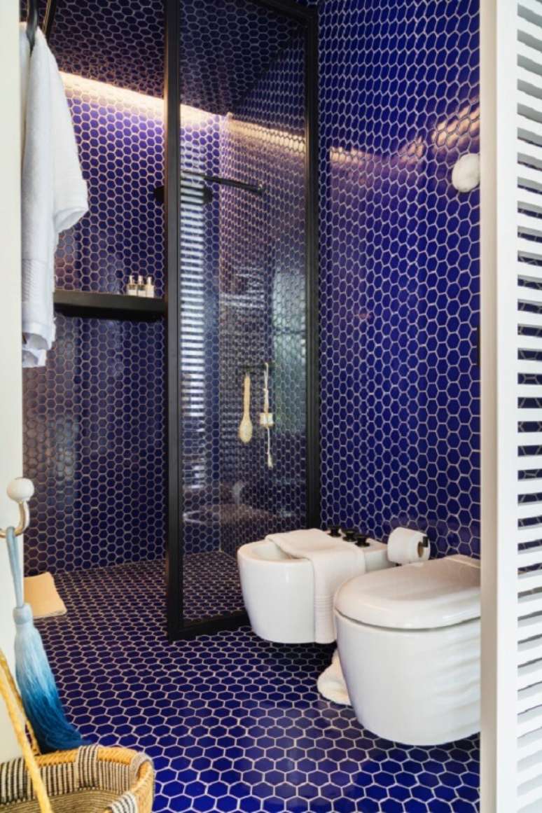 18. Banheiro moderno azul com chuveiro preto e vaso sanitário branco – Foto Marina Linhares