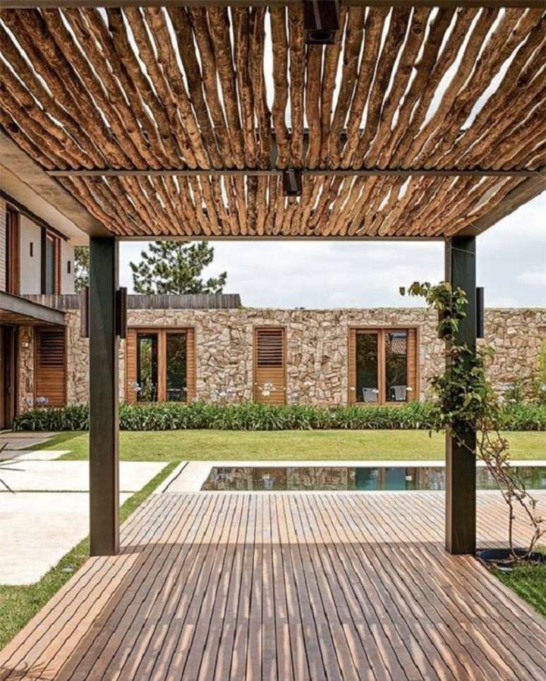 34. Varanda decorada com pergolado de bambu &ndash; Foto Vert Paisagismo