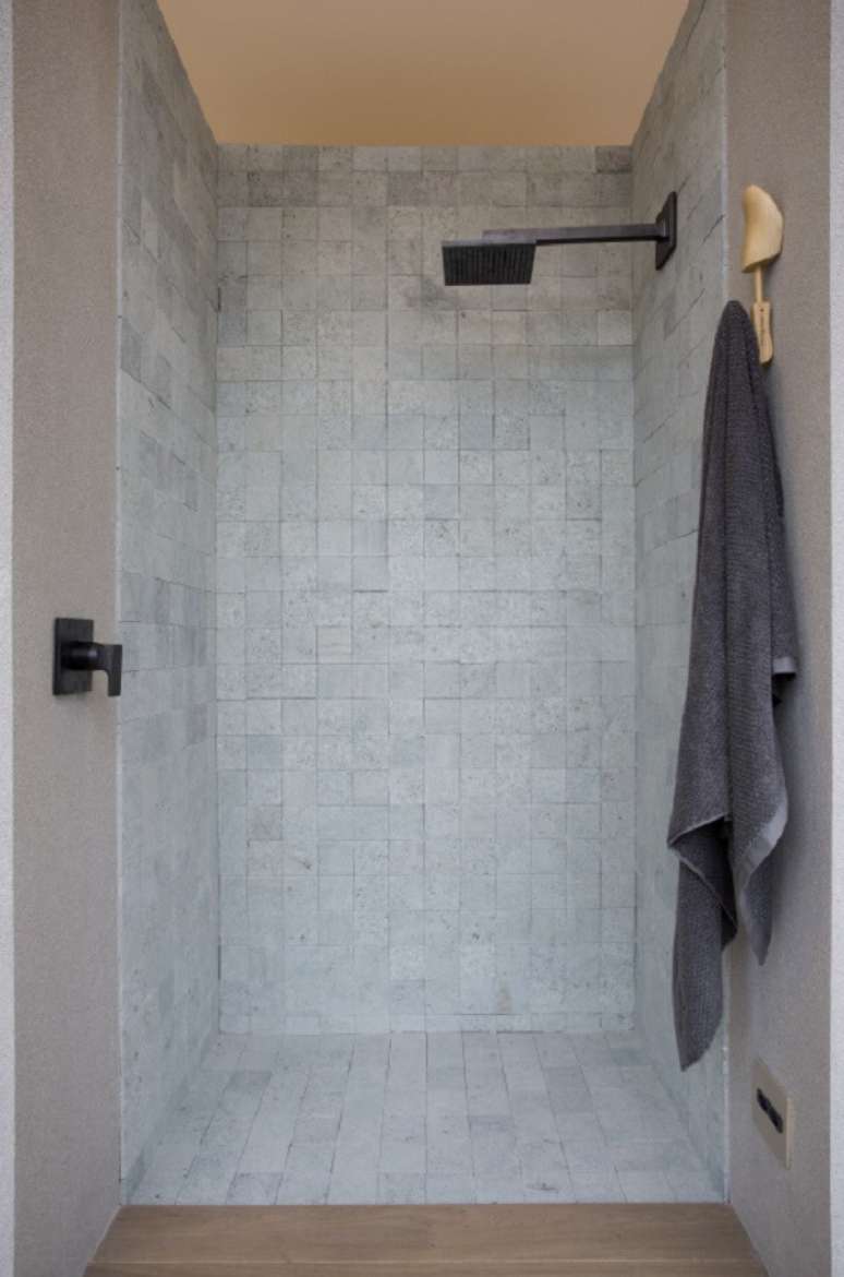 23. Tipos de banheiro com chuveiro preto e registro na mesma cor – Foto DECA