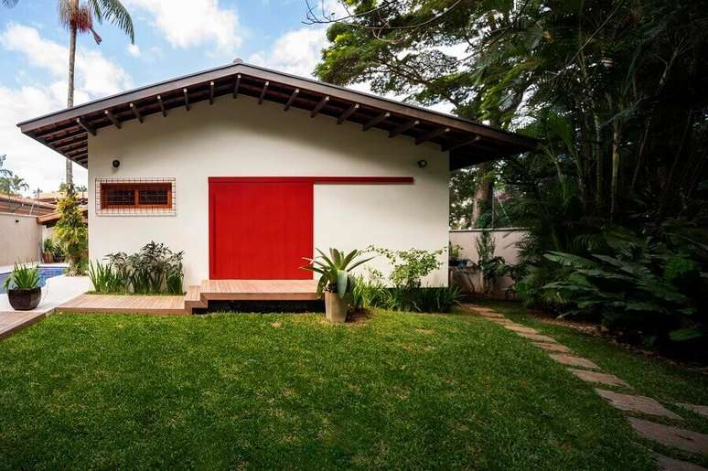 8. Ideia de casa branca com porta vermelha e jardim – Foto: Habitissimo