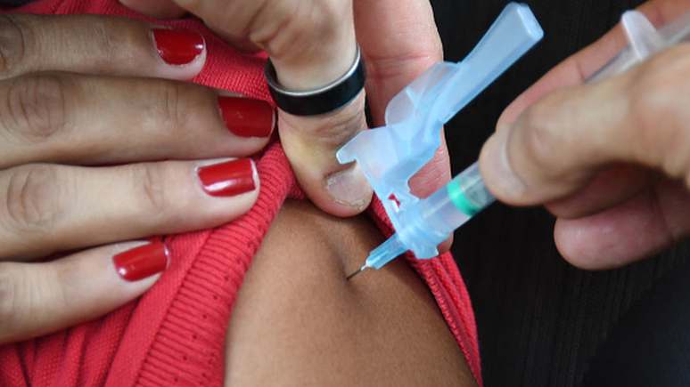 Vacinas contra a gripe e contra a covid-19 podem ser aplicadas no mesmo dia