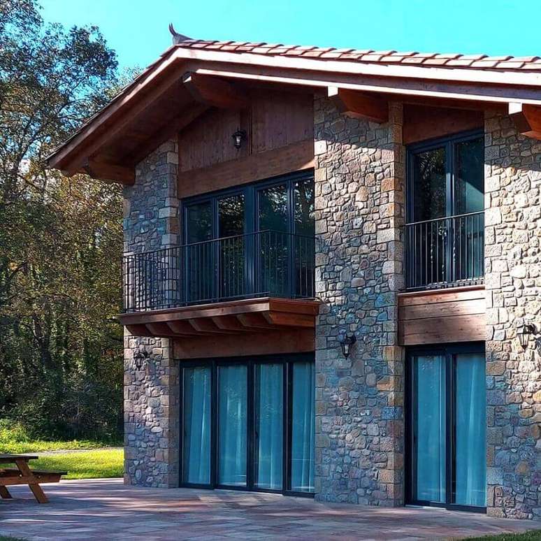 7. Revestimento de pedra para fachada de casa sobrado no campo &ndash; Foto: Habitissimo