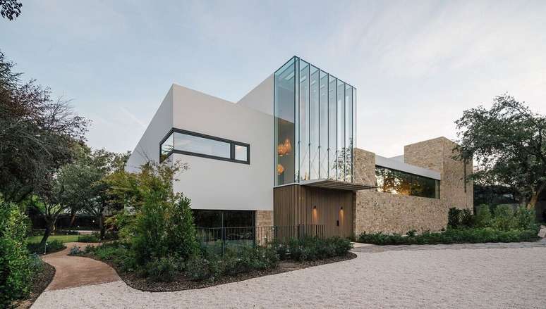 6. Revestimento r&uacute;stico para fachada de casa moderna Foto: Habitissimo