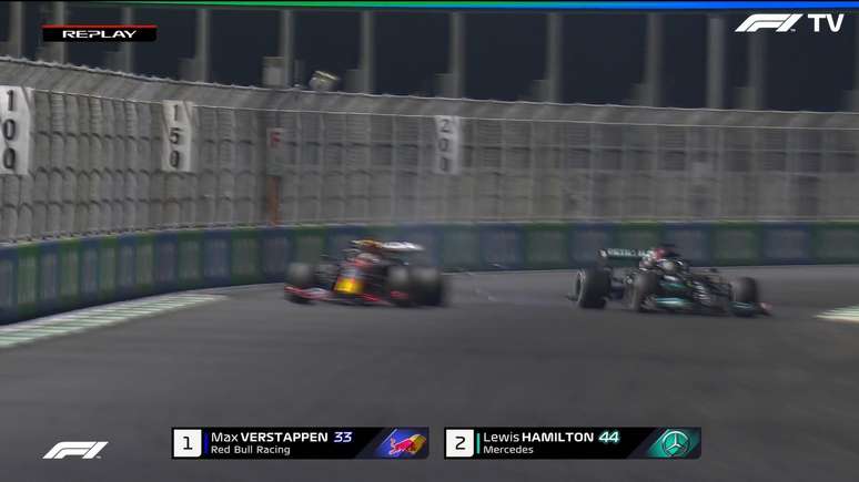 Max Verstappen freou forte na frente do carro de Hamilton, que não conseguiu evitar a batida em Jedá 