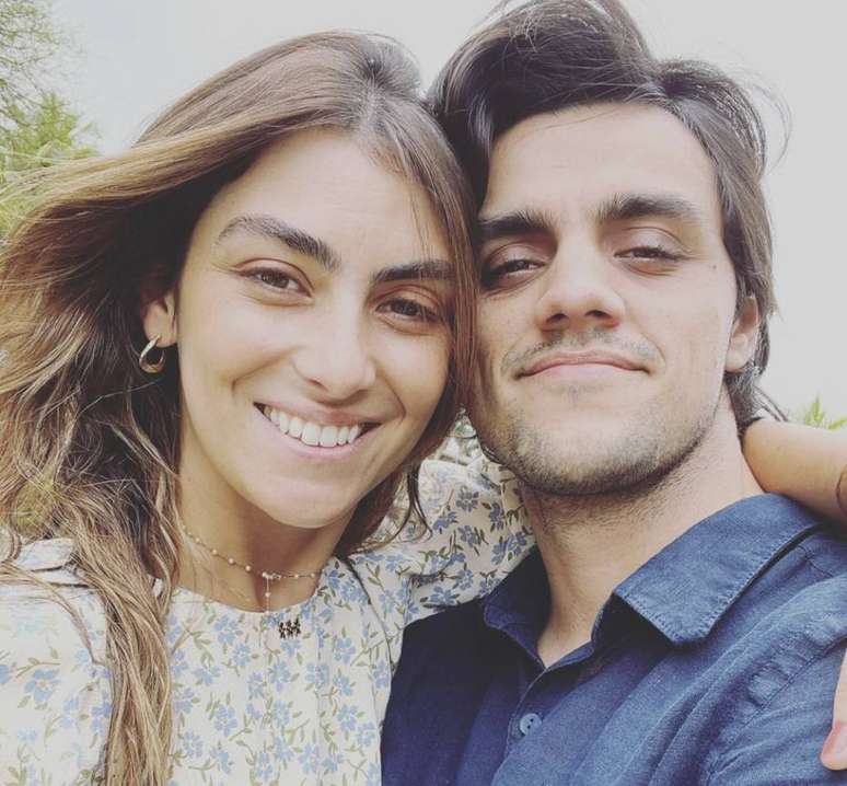 O ator Felipe Simas e Mariana Uhlmann, pais de Joaquim, Maria e Vicente  