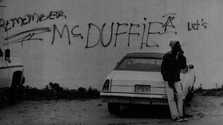 Em 1979, Arthur McDuffie foi atacado por policiais por atravessar um sinal vermelho e morreu poucos dias depois