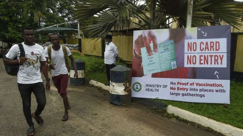 O governo nigeriano exige prova de vacinação para entrar em alguns edifícios públicos