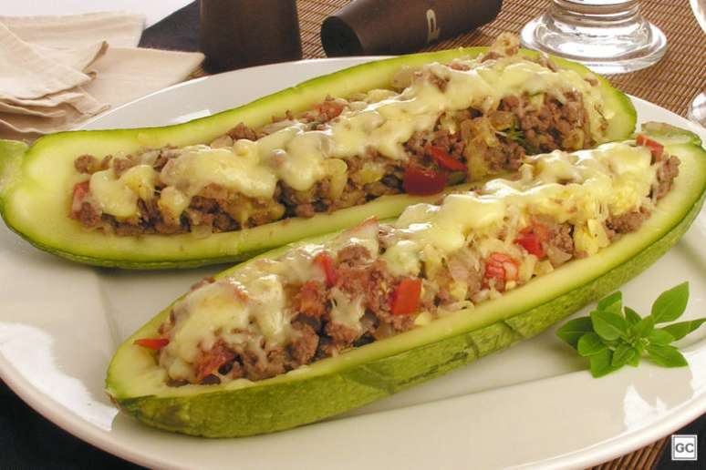 Guia da Cozinha - Abobrinha recheada com carne moída