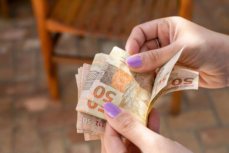 A previsão é de que o salário mínimo em 2022 seja próximo de R$ 1.200