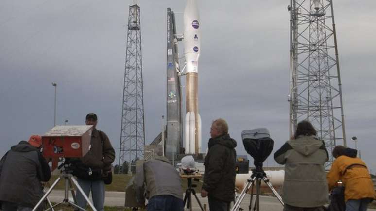 Em 2006, o foguete Atlas 5 partiu de Cabo Canaveral, na Flórida, carregando a sonda New Horizons em direção a Plutão