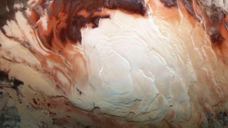 A sonda europeia Mars Express identificou a presença de água em lagos substerrâneos de Marte