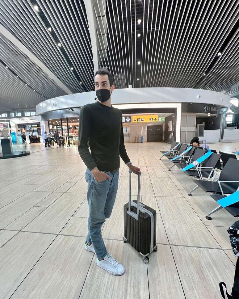 Douglas Souza posou no aeroporto na Itália