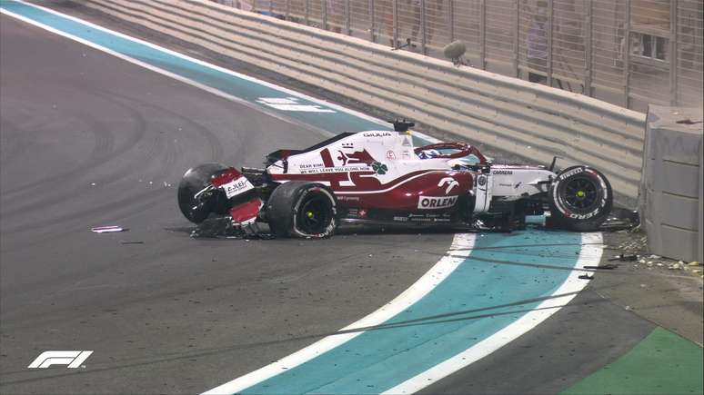 Kimi Räikkönen bateu forte na curva 14 no treino livre 2 em Abu Dhabi 