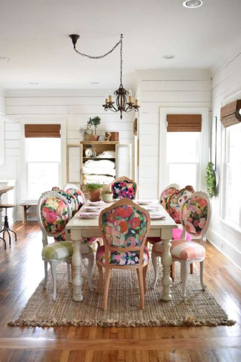 9. Sala grande decorada com luminária retrô mesa e cadeiras vintage coloridas e florais – Foto Chair Whimsy