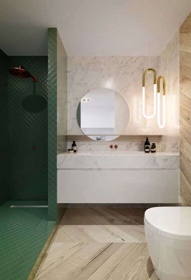 53. Luminária moderna para banheiro verde e bege decorado com bancada de mármore e espelho redondo – Foto: Home Fashion Trend