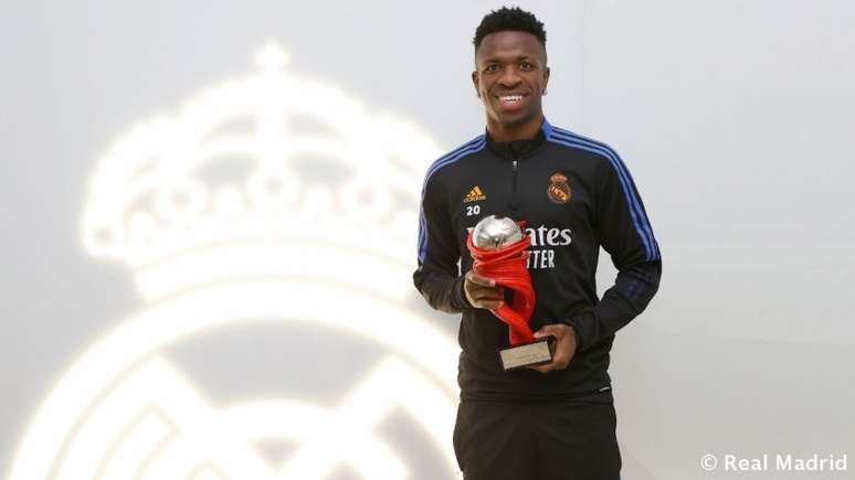 Vini Jr. recebeu o troféu de melhor jogador do mês de novembro da La Liga (Foto: Divulgação / Real Madrid)