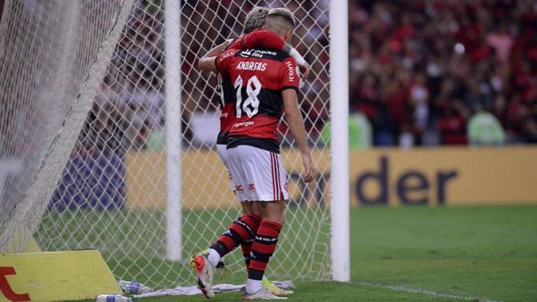 Gabigol abraça Andreas Pereira em jogo do Flamengo (Foto: Marcelo Cortes / Flamengo)