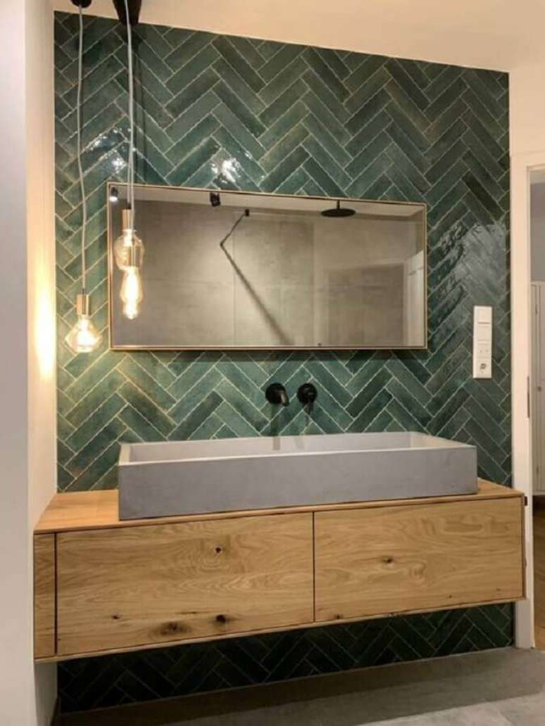 15. Banheiro verde decorado com gabinete de madeira suspenso e lumin&aacute;ria pendente &ndash; Foto: B & K Design