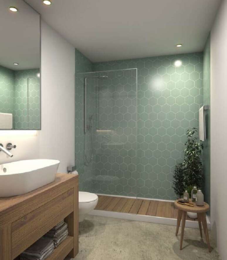 60. Revestimento hexagonal para decoração de banheiro verde e branco com gabinete de madeira – Foto: Remodelista