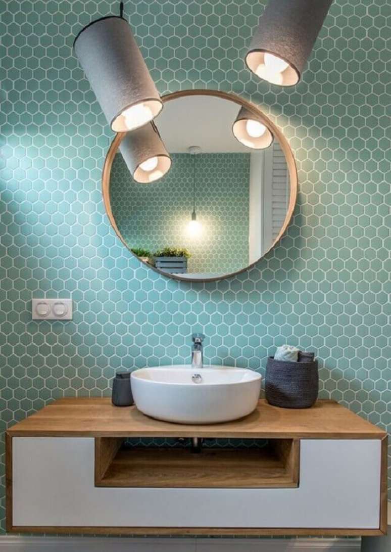 34. Decora&ccedil;&atilde;o de banheiro verde &aacute;gua com pastilha hexagonal e espelho redondo &ndash; Foto: Home Fashion Trend