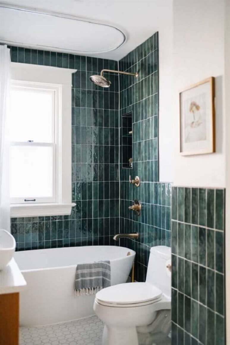 2. Decoração de banheiro verde e branco com banheira de imersão – Foto: 204 Park