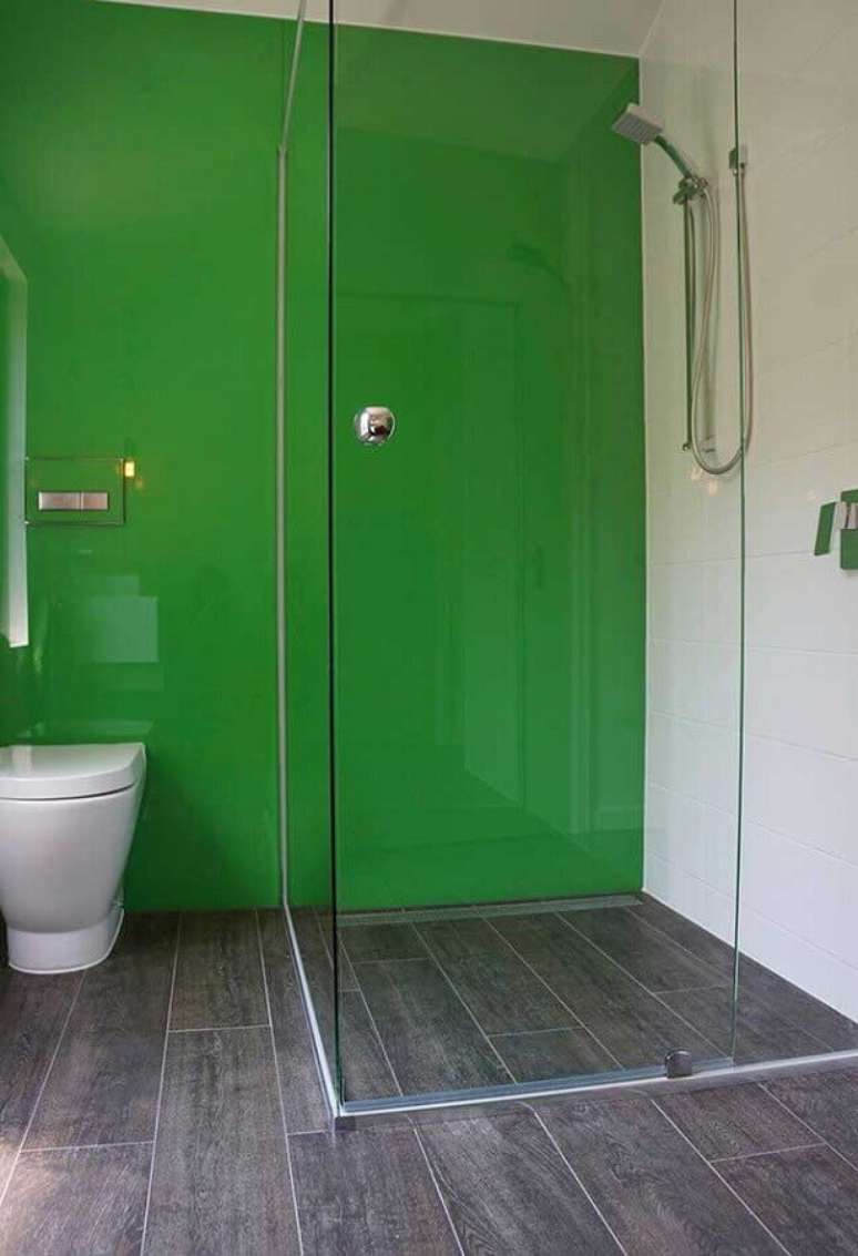 48. Decora&ccedil;&atilde;o simples para banheiro verde com piso amadeirado &ndash; Foto: Houzz