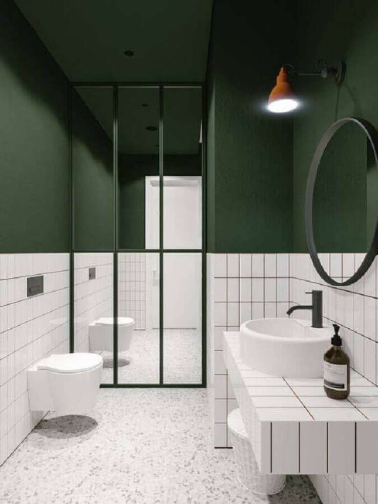 41. Decora&ccedil;&atilde;o minimalista com espelho redondo para banheiro verde e branco &ndash; Foto: Futurist Architecture