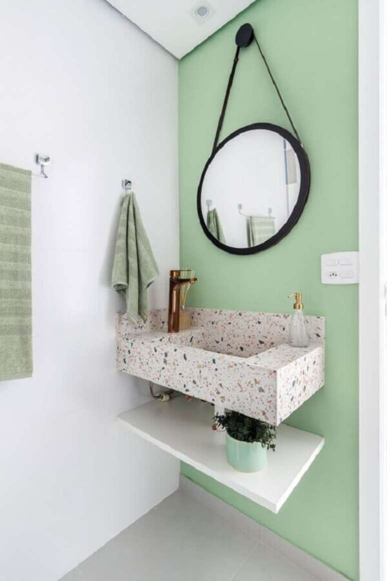 46. Decoração simples com espelho redondo para banheiro verde claro – Foto: Rúbia M. Vieira Interiores