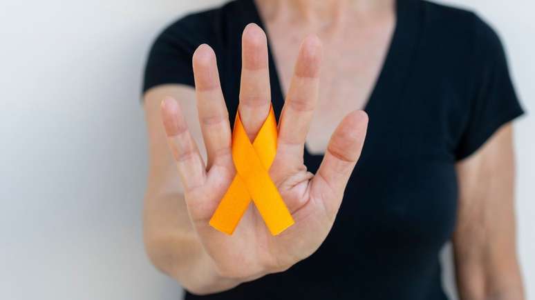 A campanha Dezembro Laranja visa conscientizar a população sobre o câncer de pele e a importância de preveni-lo