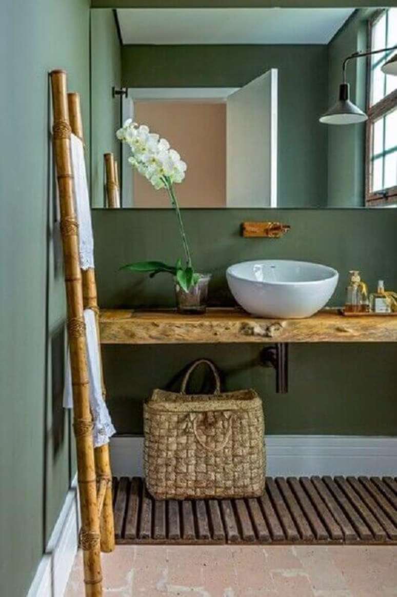 9. Decora&ccedil;&atilde;o de banheiro verde com bancada de madeira r&uacute;stica &ndash; Foto: Casa Tr&eacute;s Chic