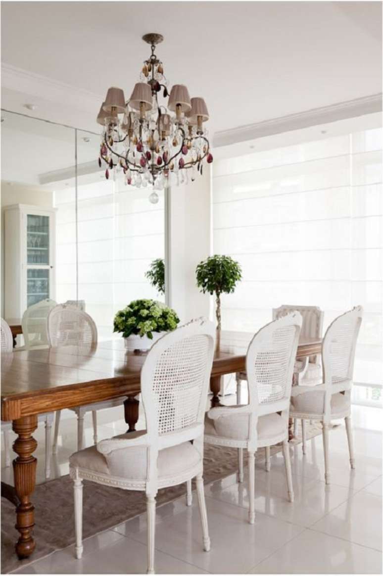 35. Mesa de madeira com lumin&aacute;ria retr&ocirc; &ndash; Foto Casa Tres Chic