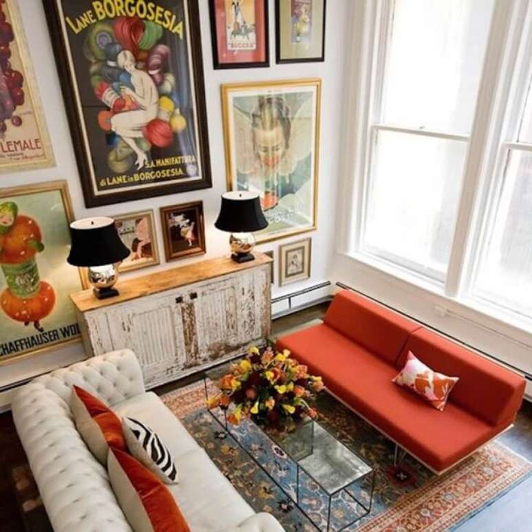 22. Decora&ccedil;&atilde;o estilo vintage em tons vibrantes com lumin&aacute;ria retr&ocirc; no aparador &ndash; Foto Amy Beth Cupp