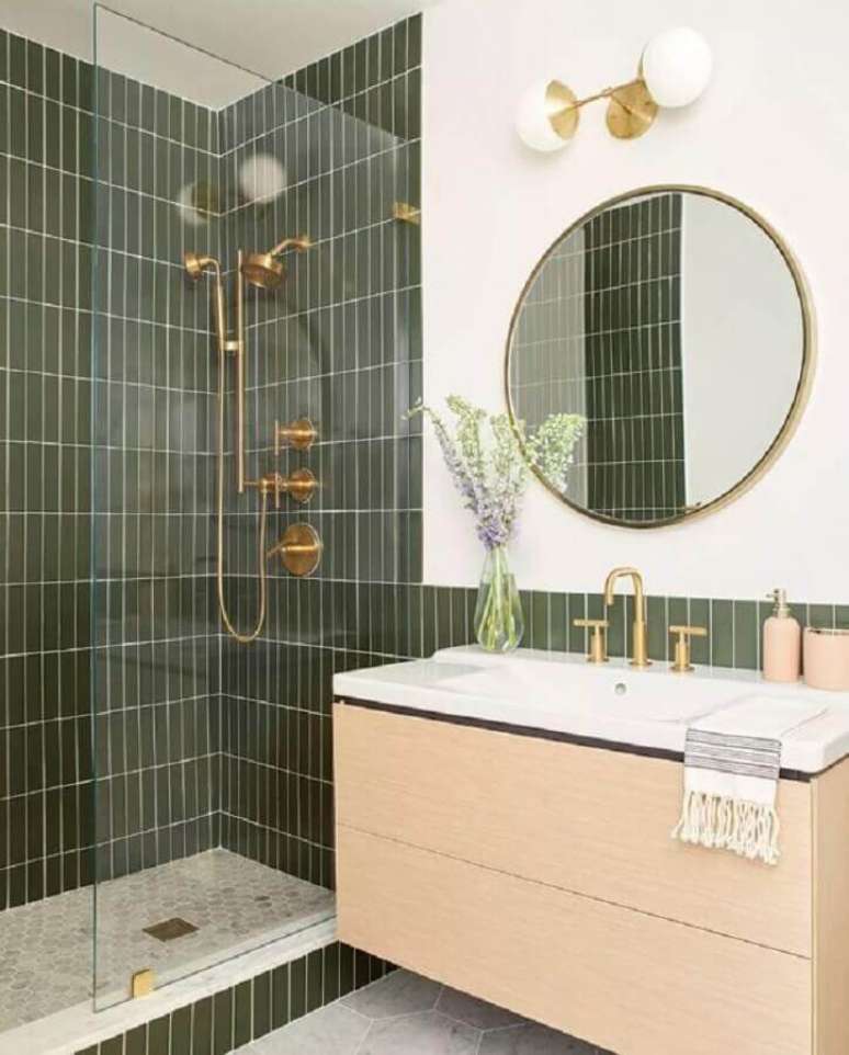 26. Decoração com espelho redondo e box de banheiro verde – Foto: Casa Vogue