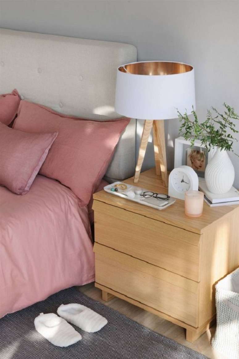 39. Quarto com luminária retrô de mesa com pés de palito – Foto El Mueble