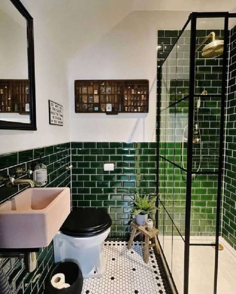 17. Banheiro verde e branco decorado com piso de pastilhas e detalhes em metal preto – Foto: AD Russia