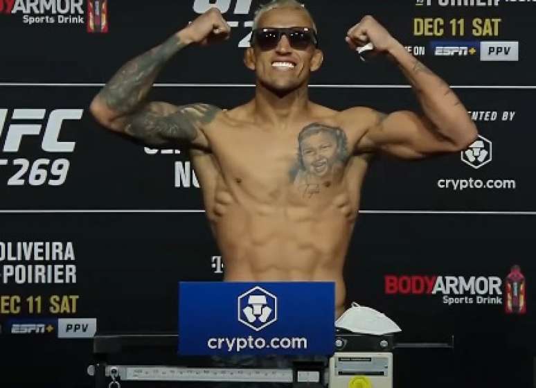 Charles do Bronx bateu o peso na pesagem do UFC 269 nesta sexta (10) (Foto: Reprodução)